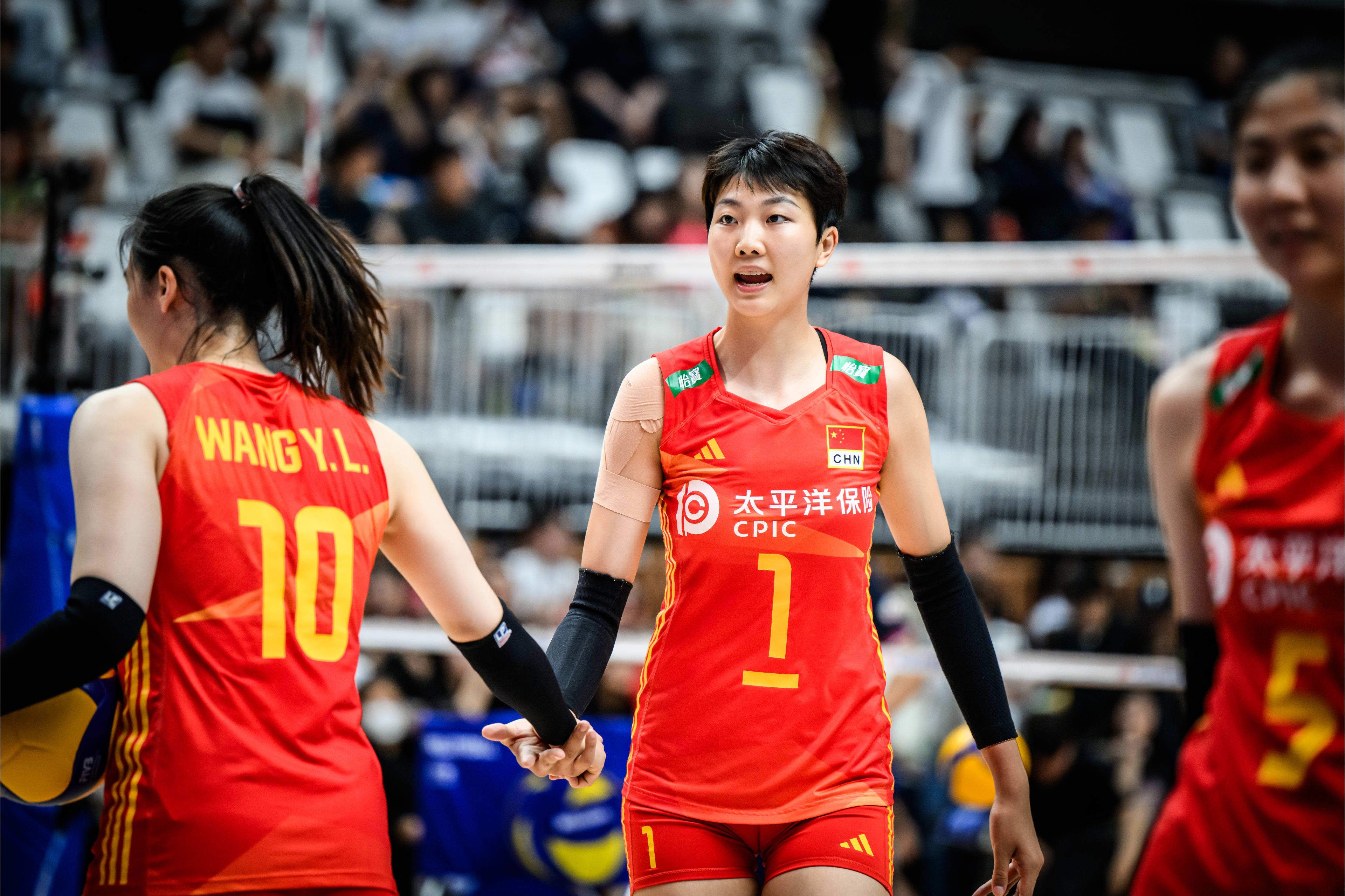 　　　　影片结尾，死往的女孩仿佛更生，白衣飘飘，纯正无暇，她依依不舍地尽尘而往，消逝在城市的边缘，而此刻镜头飞上天空，仿佛以她的视点，宽宥而柔柔地俯视着这片时空中的罪行浮城。